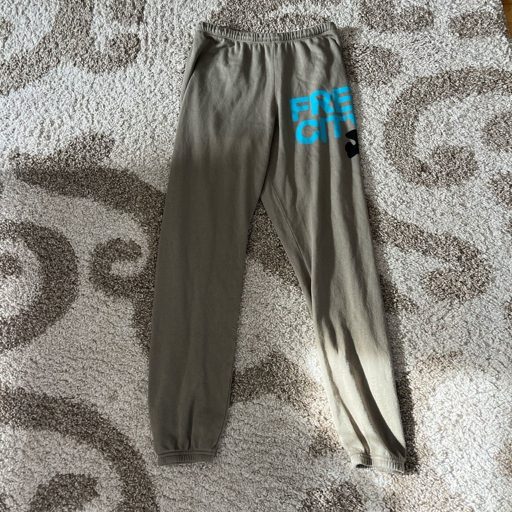 Green dirt free city sweatpants